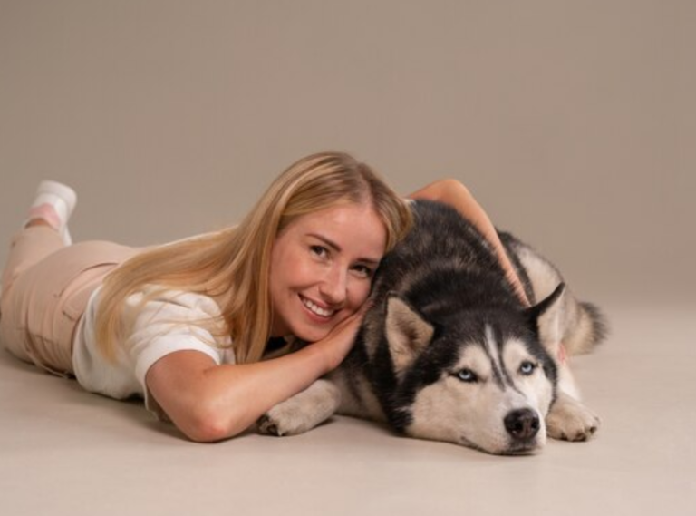 【プロ解説】犬がフセをする意外な意味とは…？理由を知って正しく対処しよう！