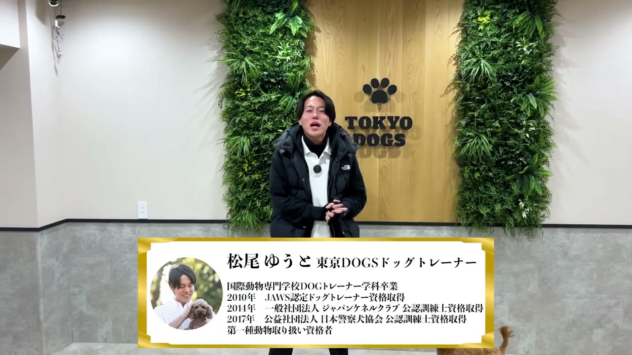 人の体の向きや手の位置を使った実演場面